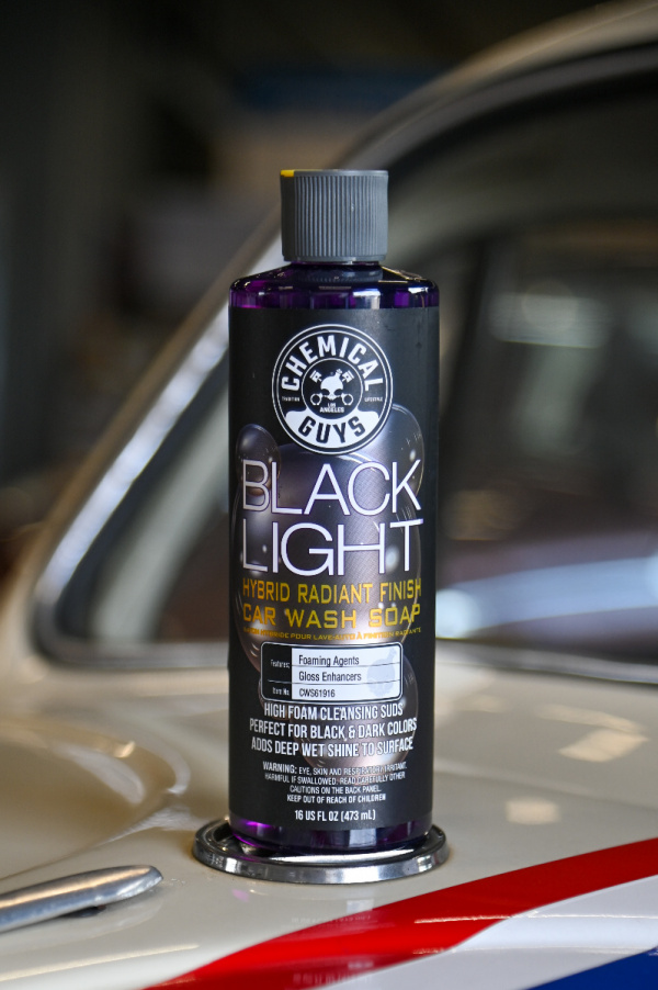 Chemical Guys Black Light Car Wash 16oz | Radiant Finish Dark Car Soap